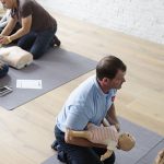 Cómo utilizar un desfibrilador DESA en niños