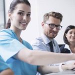 ¿De qué forma puede una empresa proteger la salud de sus trabajadores?